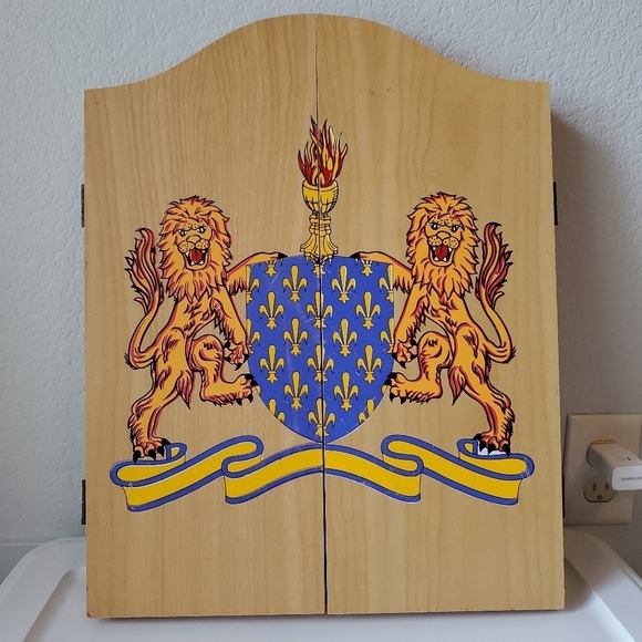 VTG Wooden Dart Board Cabinet The King Of Arms Darts Knights Crest 19.5x15.5 - Picture 2 of 14